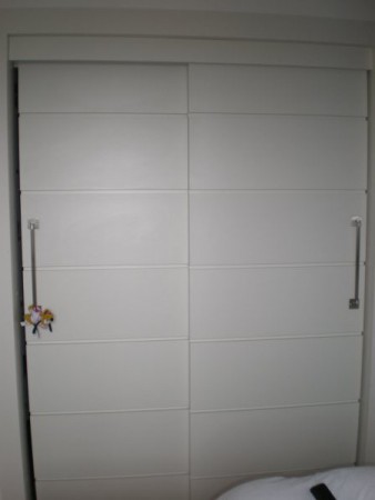 Tampo em MDF Melamínico e armários em Melamina Branca