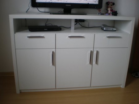 Móvel fabricado em melamina branca.