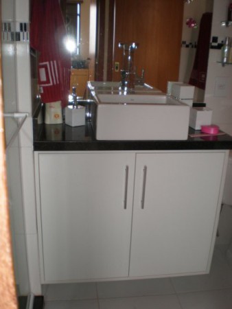 Gabinete de banheiro em melamina branca e tampo de granito Preto São Gabriel