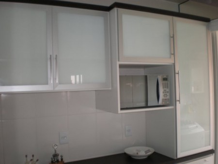 Armário aéreo em melamina branca e portas com moldura de alumínio e vidro leitoso